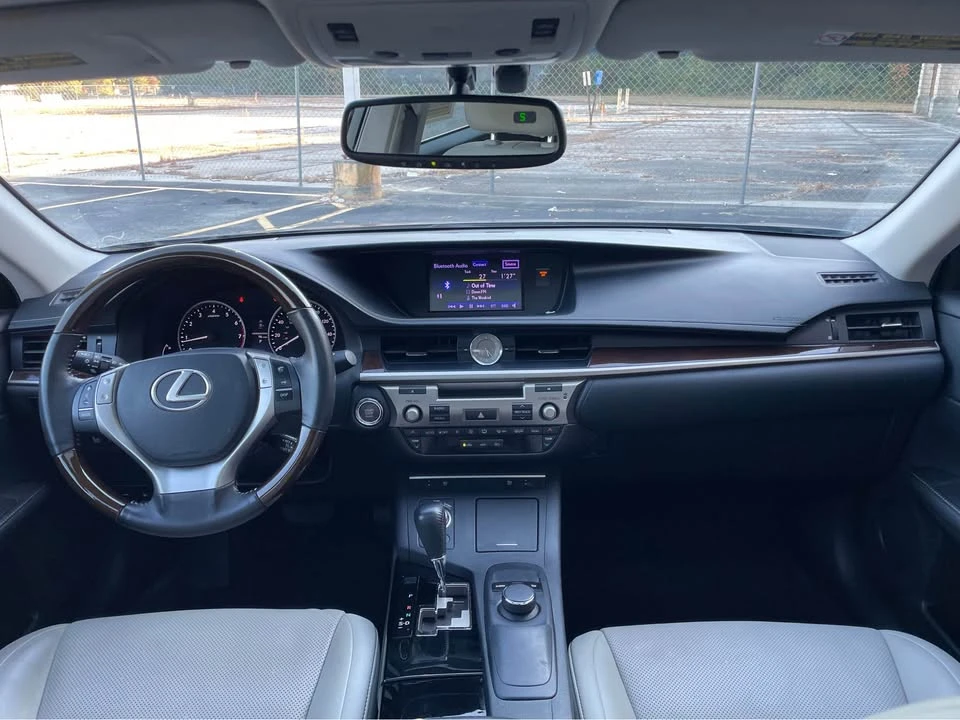 2014 Lexus ES 6th Gen - Image 12 of 19