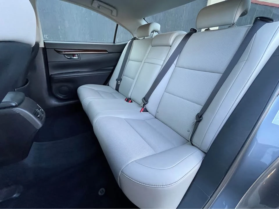 2014 Lexus ES 6th Gen - Image 16 of 19