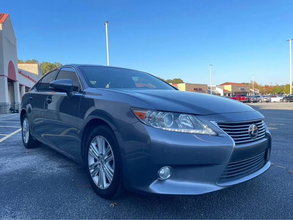 2014 Lexus ES 6th Gen - Image 3 of 19