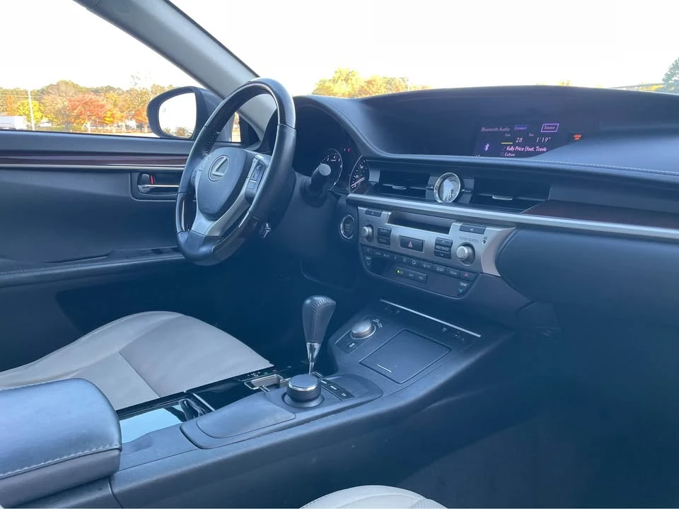 2014 Lexus ES 6th Gen - Image 18 of 19