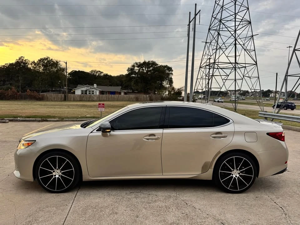 2014 Lexus ES 6th Gen - Image 11 of 13