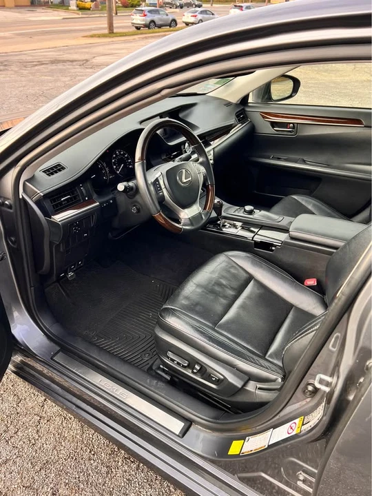 2014 Lexus ES 6th Gen - Image 5 of 15
