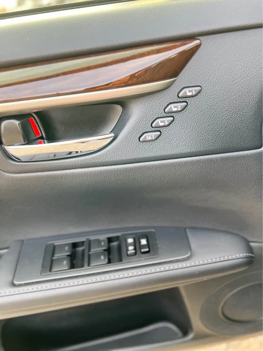 2014 Lexus ES 6th Gen - Image 11 of 15