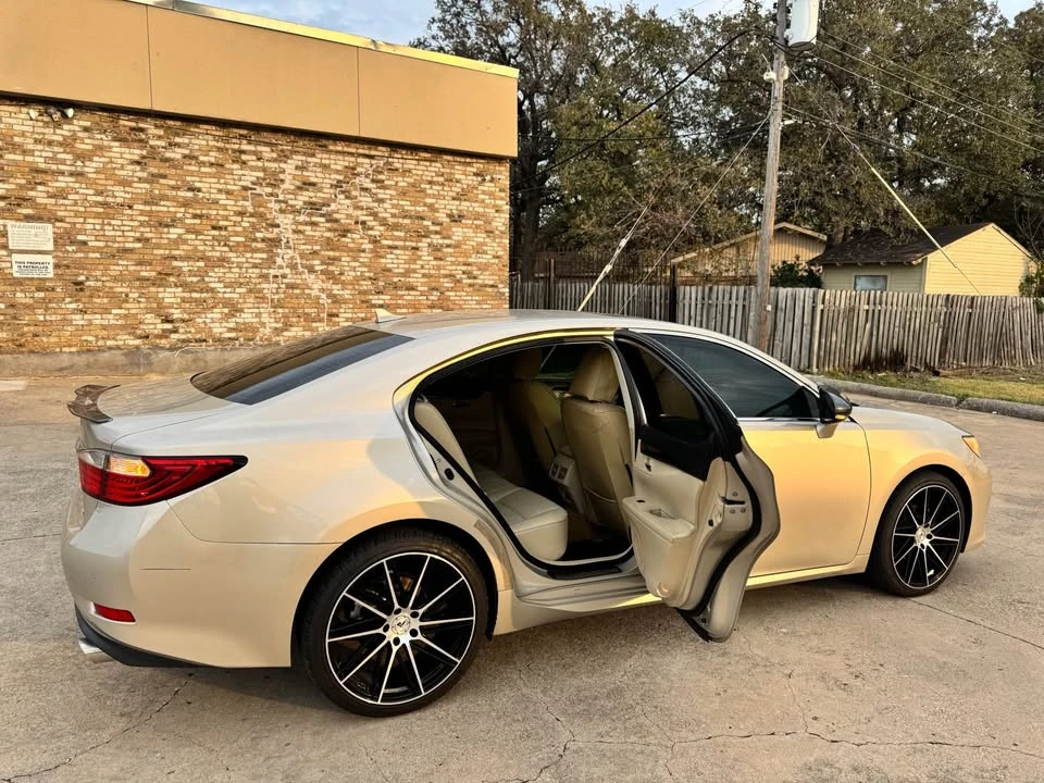 2014 Lexus ES 6th Gen - Image 10 of 13