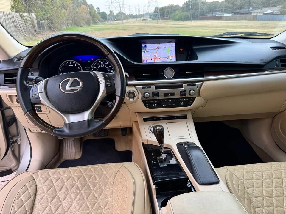 2014 Lexus ES 6th Gen - Image 8 of 13