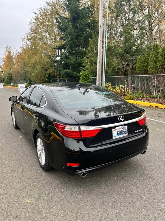 2014 Lexus ES 6th Gen - Image 5 of 10