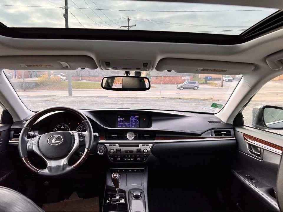 2014 Lexus ES 6th Gen - Image 10 of 15