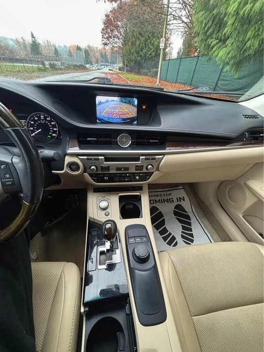 2014 Lexus ES 6th Gen - Image 9 of 10