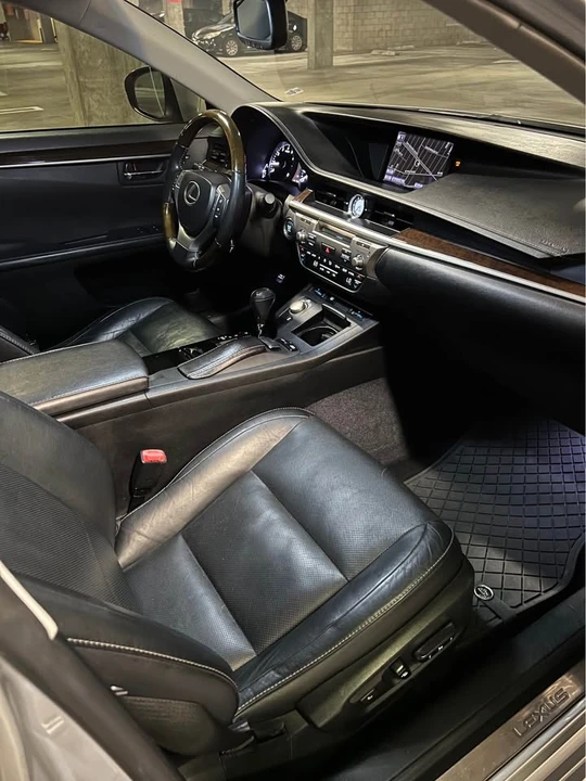 2014 Lexus ES 6th Gen - Image 9 of 13