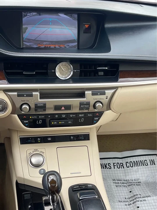 2014 Lexus ES 6th Gen - Image 18 of 19