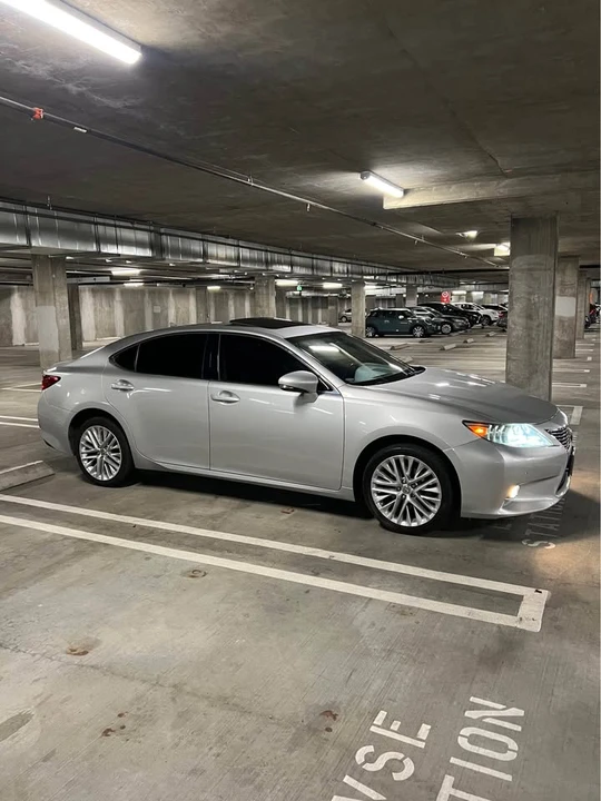 2014 Lexus ES 6th Gen - Image 8 of 13