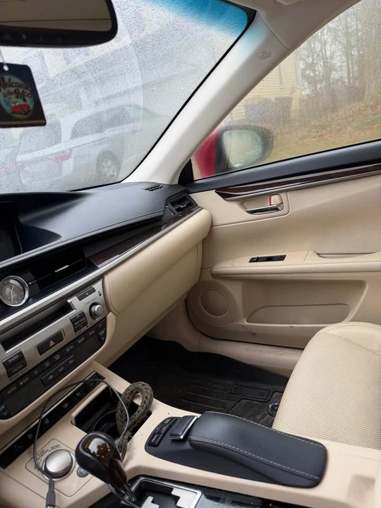 2014 Lexus ES 6th Gen - Image 15 of 20