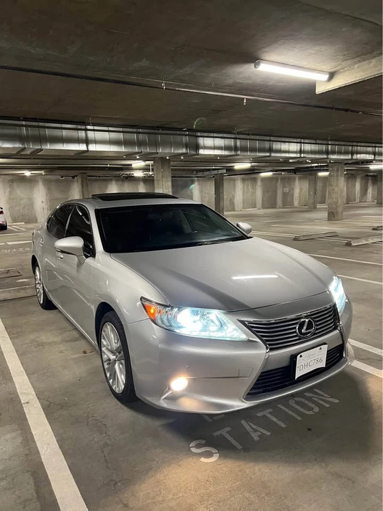 2014 Lexus ES 6th Gen - Image 3 of 13
