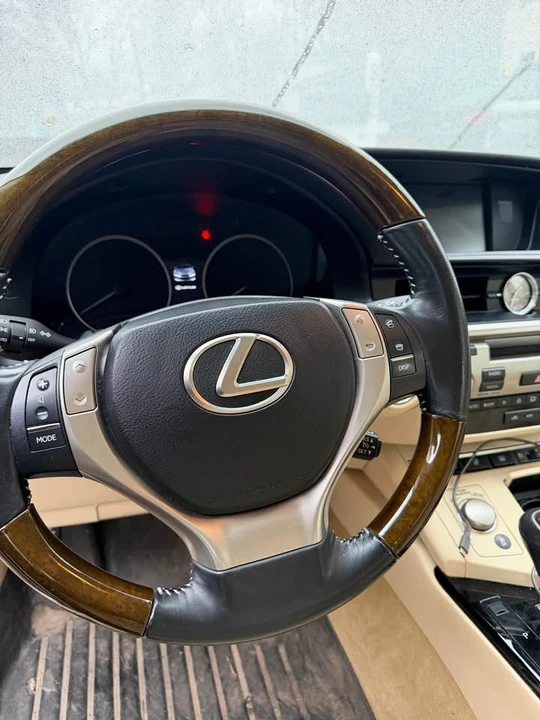 2014 Lexus ES 6th Gen - Image 14 of 20