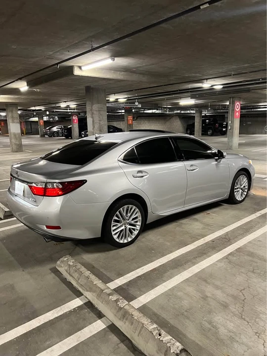 2014 Lexus ES 6th Gen - Image 6 of 13