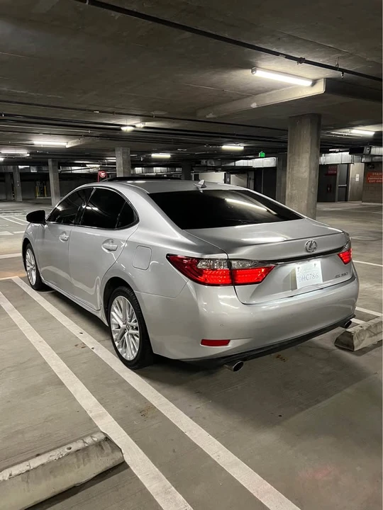 2014 Lexus ES 6th Gen - Image 5 of 13