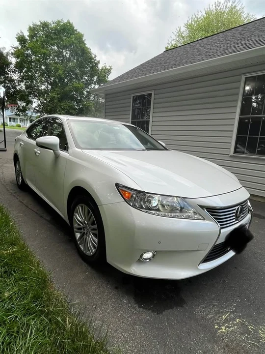 2014 Lexus ES 6th Gen - Image 5 of 11