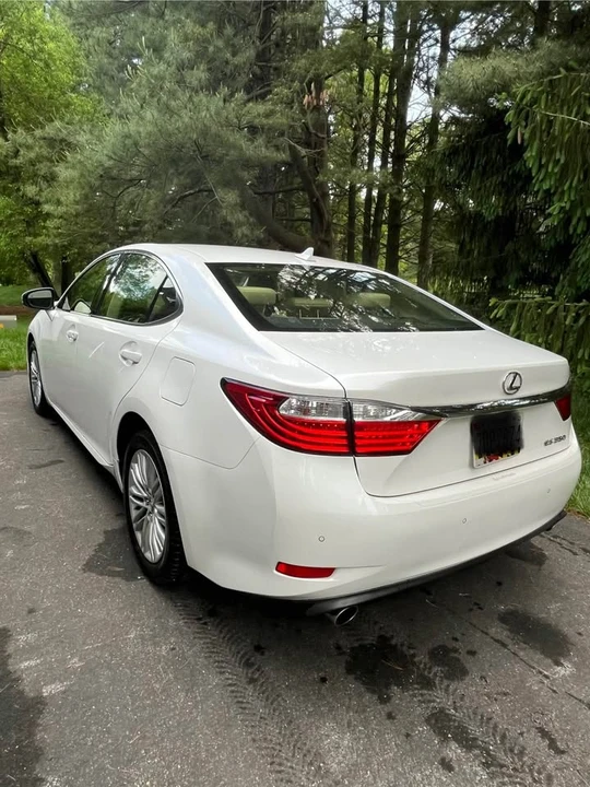 2014 Lexus ES 6th Gen - Image 2 of 11