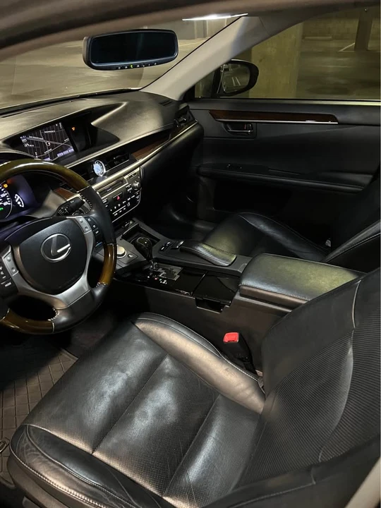 2014 Lexus ES 6th Gen - Image 10 of 13
