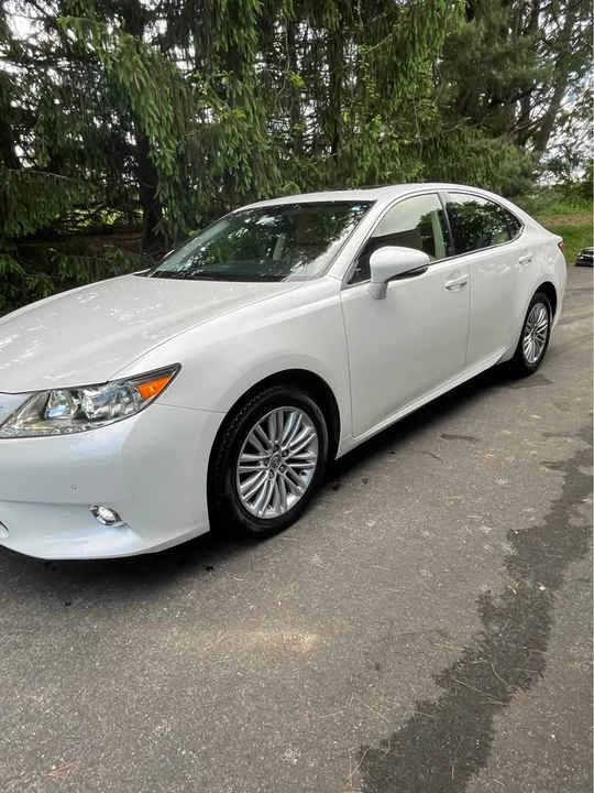 2014 Lexus ES 6th Gen - Image 6 of 11