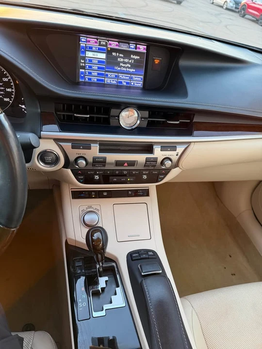 2014 Lexus ES 6th Gen - Image 11 of 18