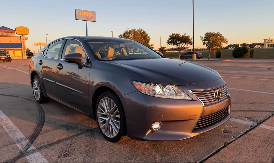 2014 Lexus ES 6th Gen - Image 2 of 18