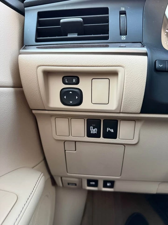 2014 Lexus ES 6th Gen - Image 17 of 18