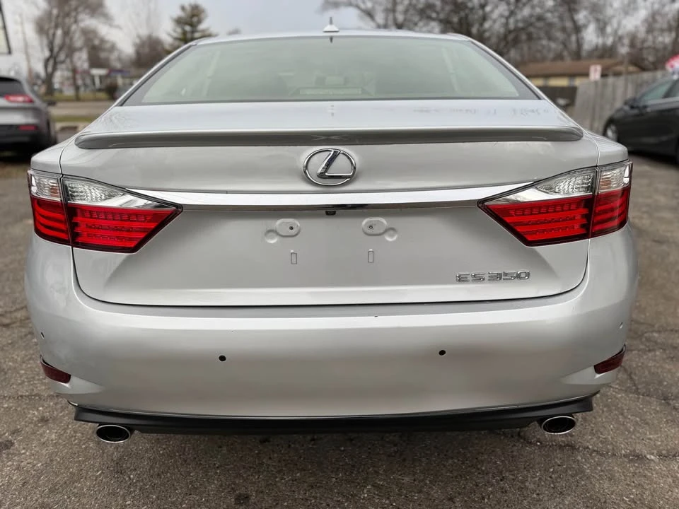 2014 Lexus ES 6th Gen - Image 8 of 18
