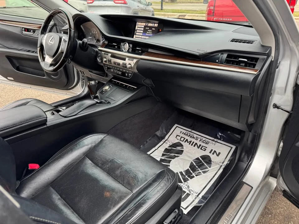 2014 Lexus ES 6th Gen - Image 13 of 18
