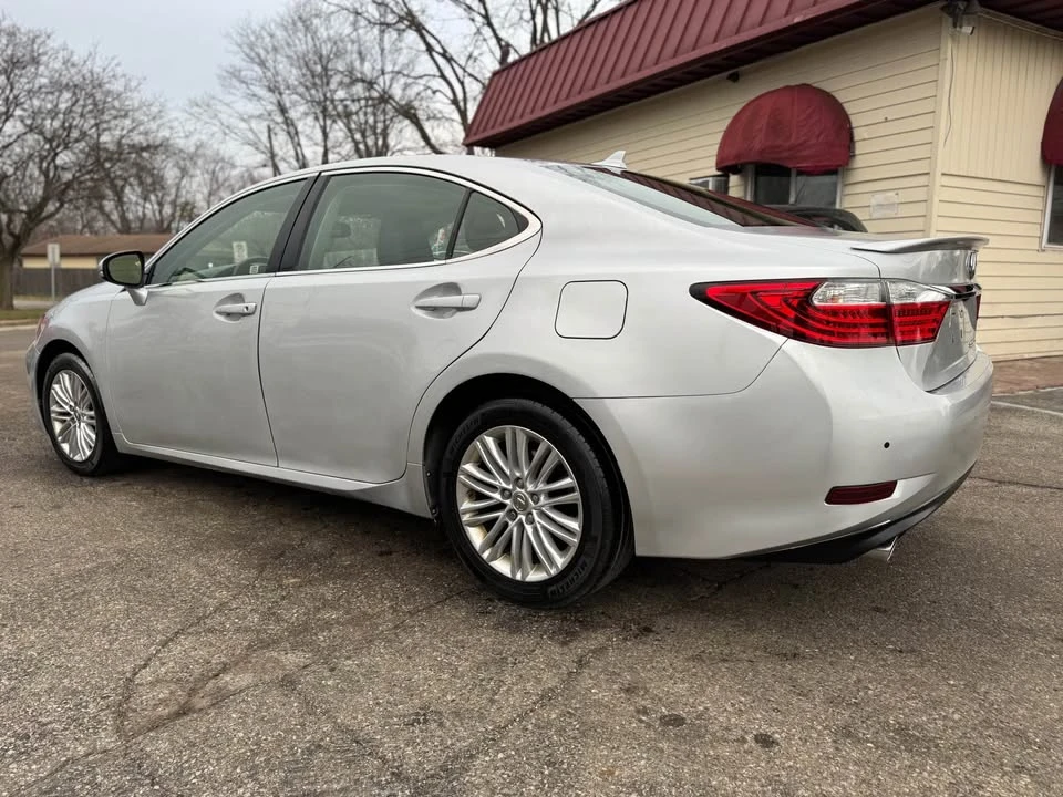 2014 Lexus ES 6th Gen - Image 10 of 18