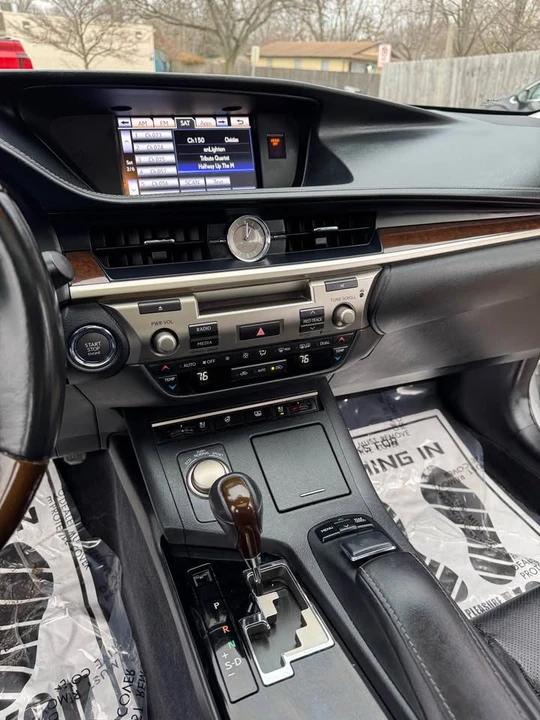 2014 Lexus ES 6th Gen - Image 16 of 18