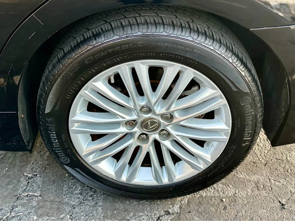 2014 Lexus ES 6th Gen - Image 19 of 20