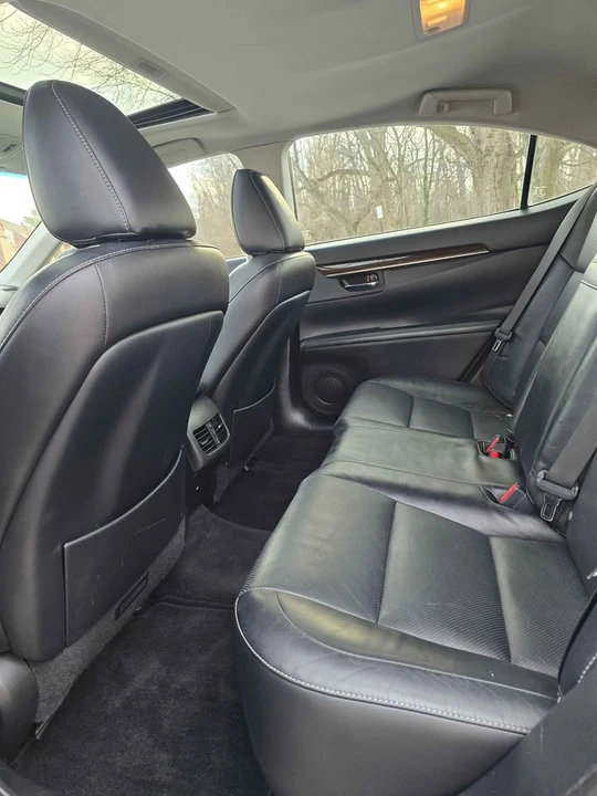 2014 Lexus ES 6th Gen - Image 8 of 16