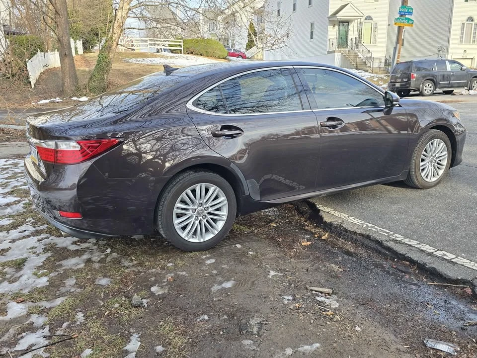 2014 Lexus ES 6th Gen - Image 5 of 16
