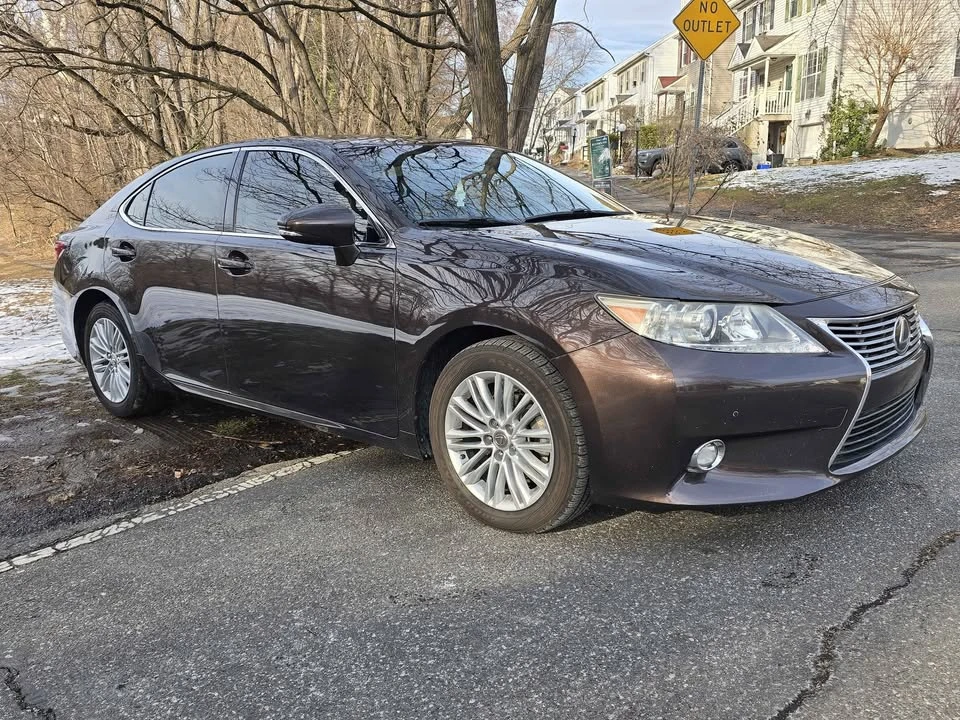 2014 Lexus ES 6th Gen - Image 4 of 16