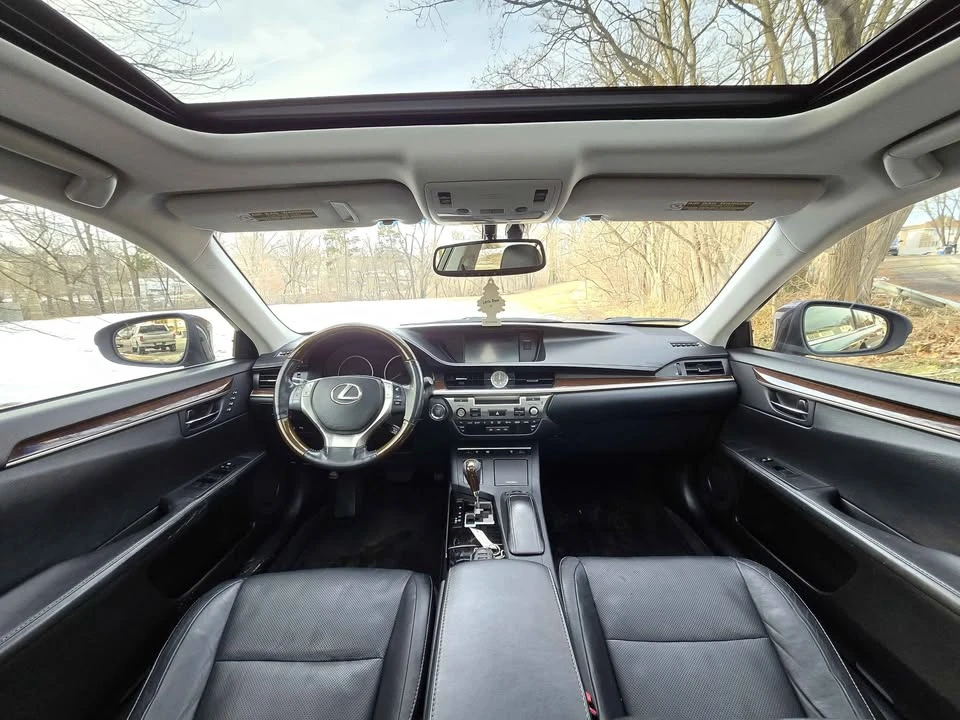 2014 Lexus ES 6th Gen - Image 11 of 16