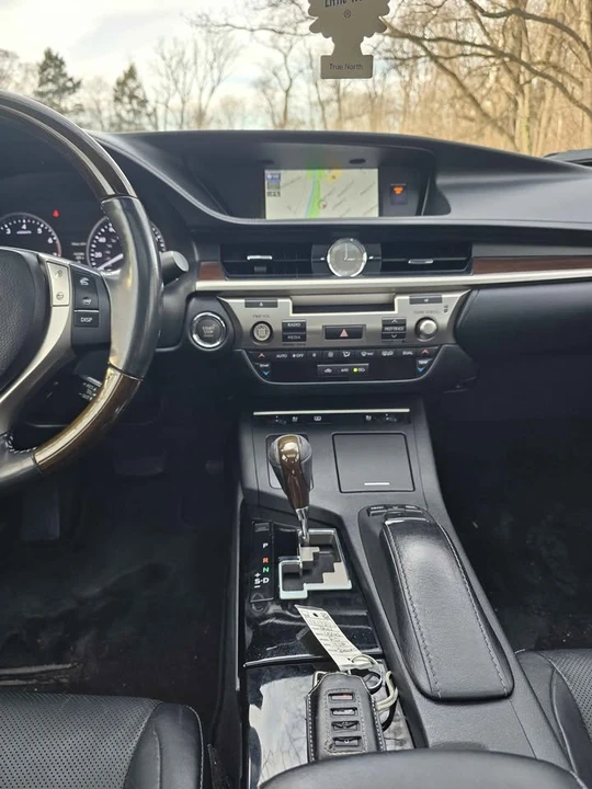 2014 Lexus ES 6th Gen - Image 10 of 16