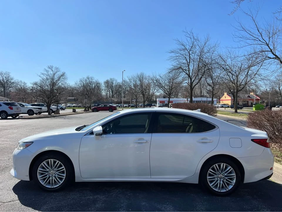 2014 Lexus ES 6th Gen - Image 8 of 20