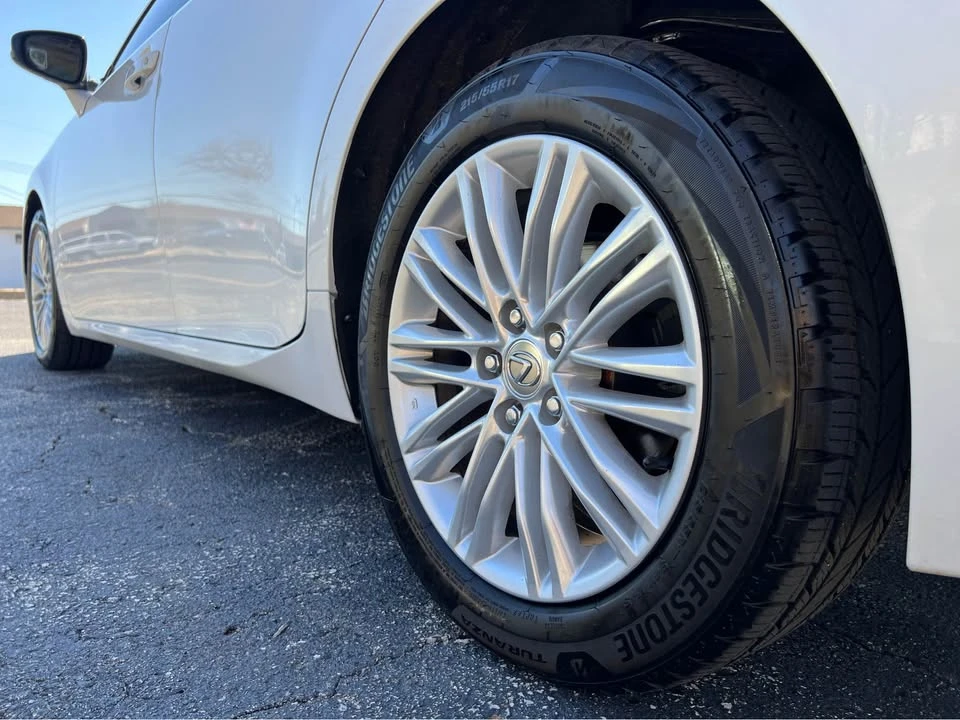 2014 Lexus ES 6th Gen - Image 19 of 20