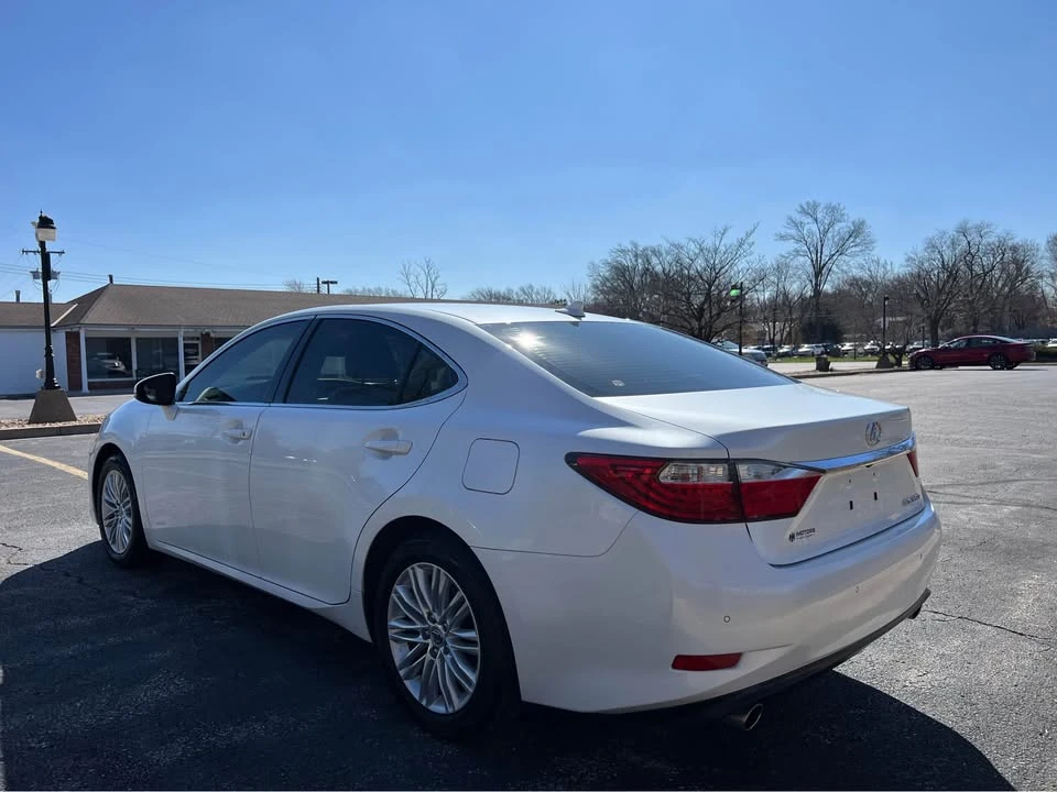 2014 Lexus ES 6th Gen - Image 7 of 20