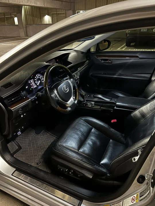 2014 Lexus ES 6th Gen - Image 13 of 20