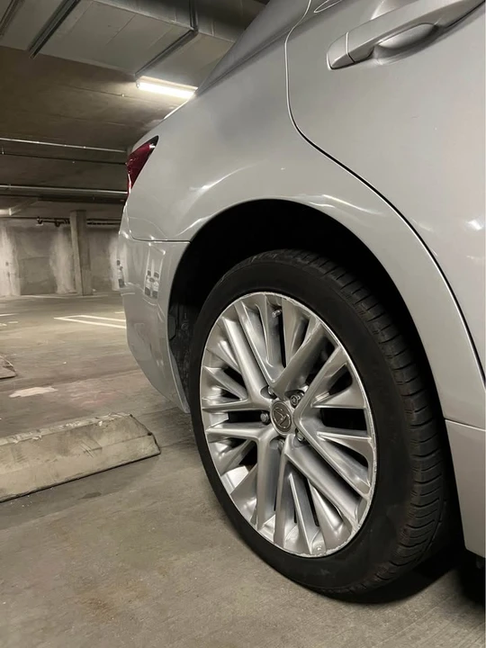 2014 Lexus ES 6th Gen - Image 15 of 20