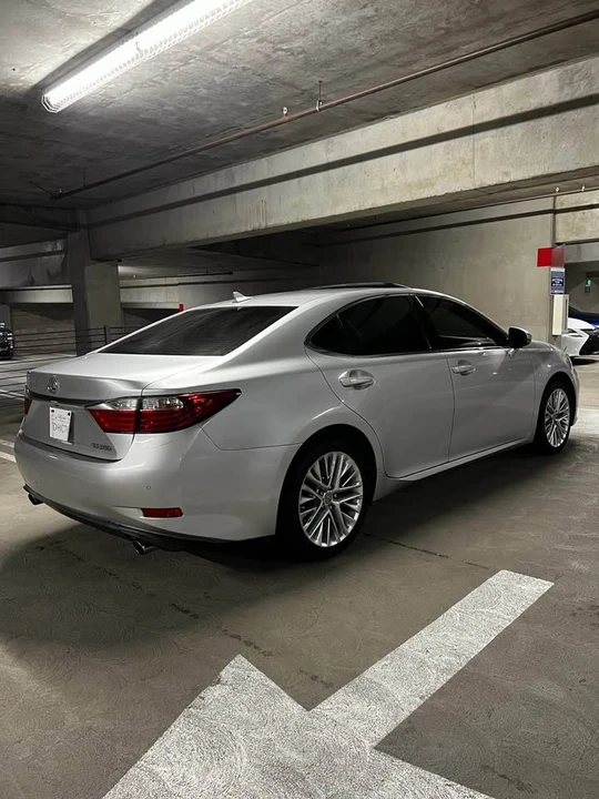 2014 Lexus ES 6th Gen - Image 10 of 20