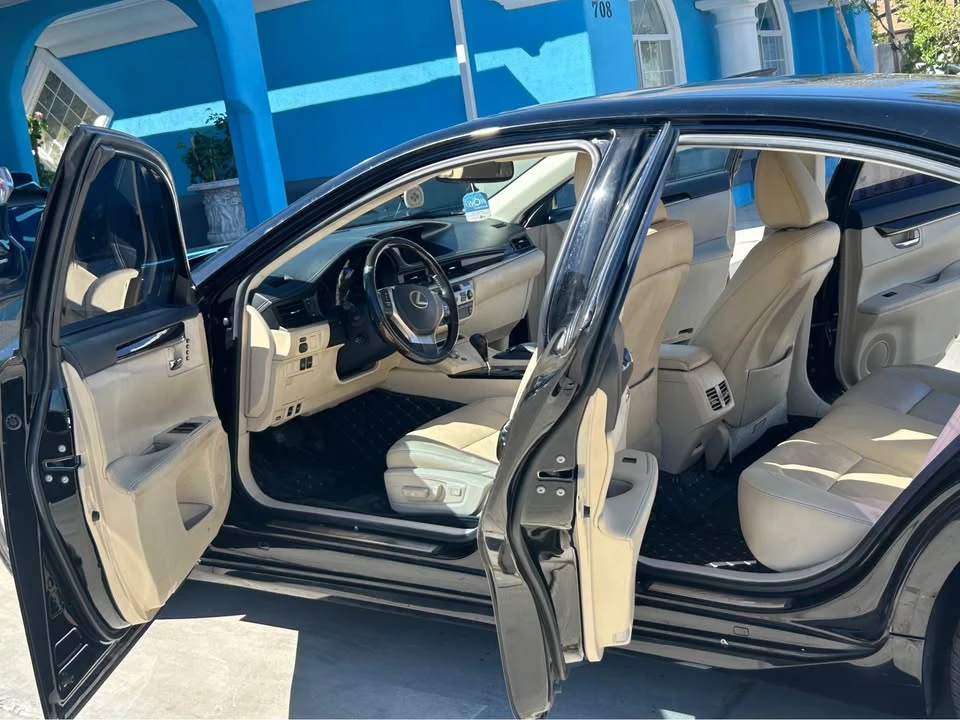 2014 Lexus ES 6th Gen - Image 10 of 12