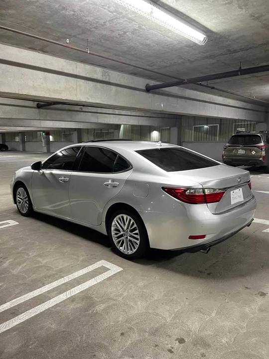 2014 Lexus ES 6th Gen - Image 9 of 20
