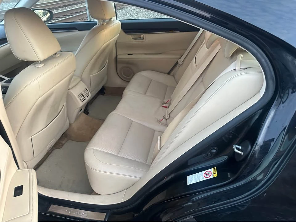 2014 Lexus ES 6th Gen - Image 15 of 16