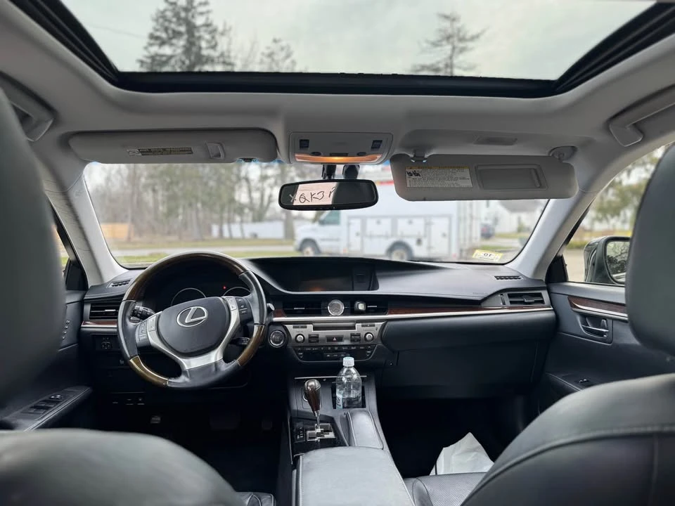 2014 Lexus ES 6th Gen - Image 11 of 13