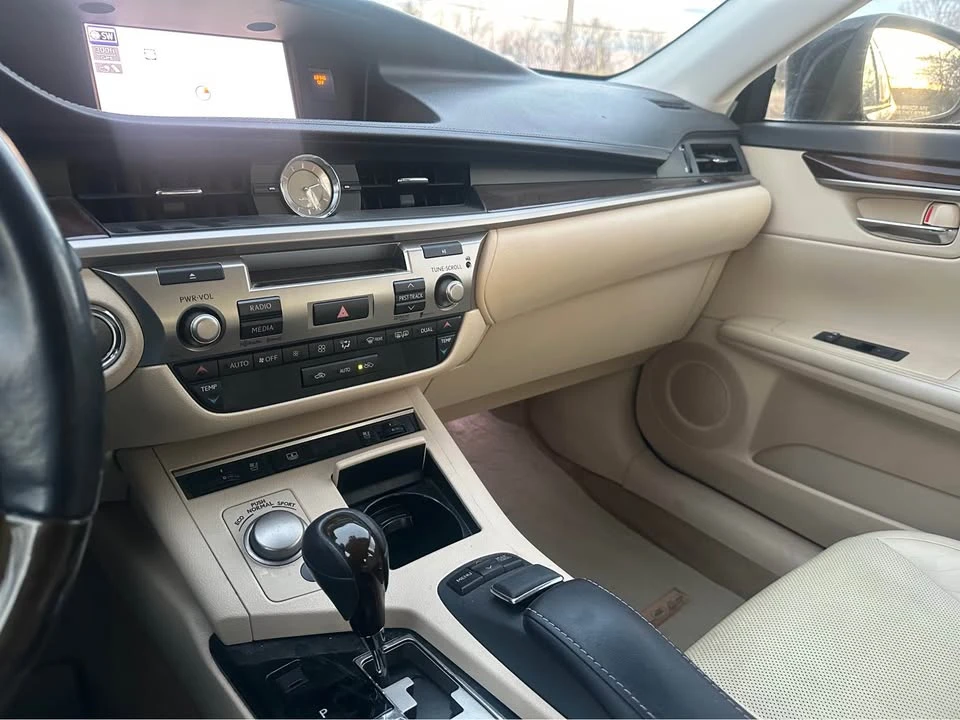 2014 Lexus ES 6th Gen - Image 13 of 16