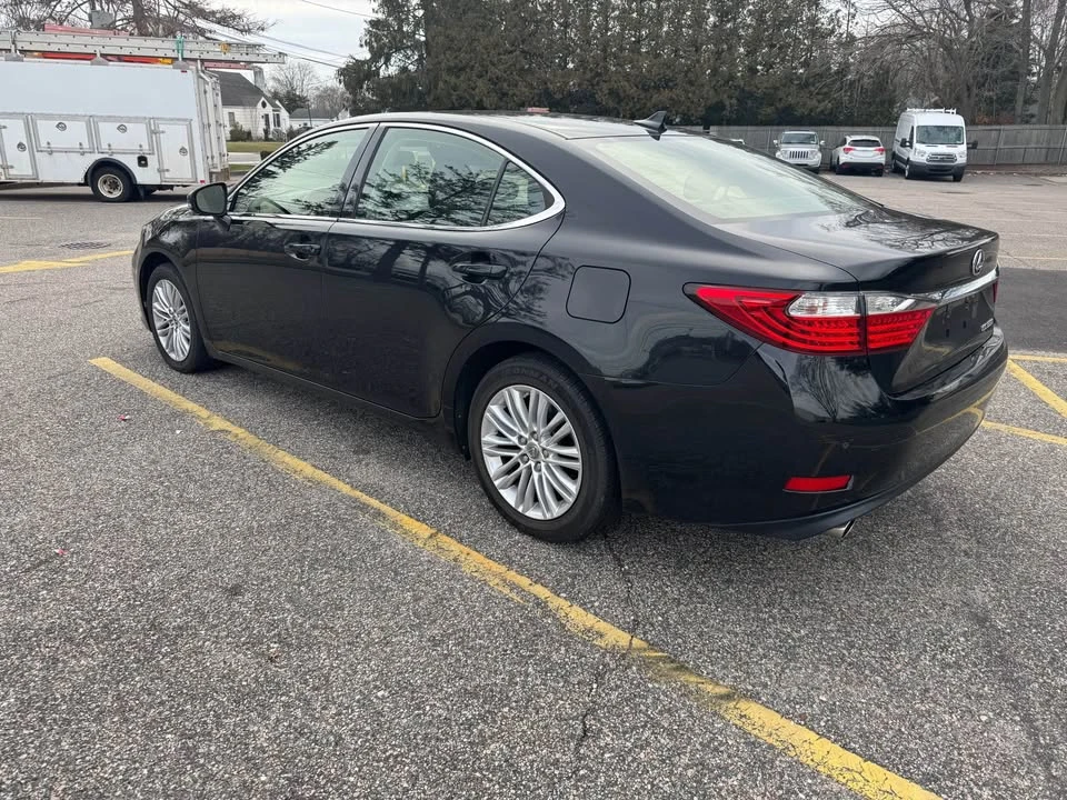 2014 Lexus ES 6th Gen - Image 7 of 13