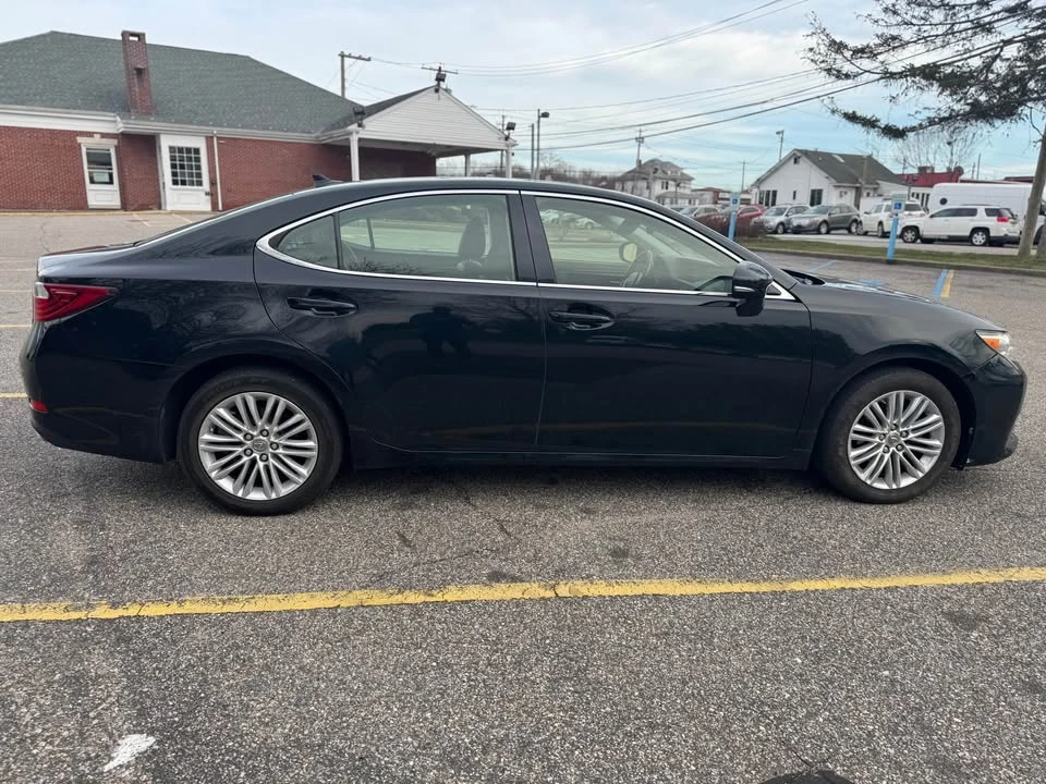 2014 Lexus ES 6th Gen - Image 4 of 13